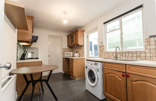 Swindon Casa | Contractors*Long Stay Discounts*Parking