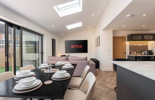 Knotty Ash Casa | Contractors Welcome | Games Room | 6 Smart TVs | Free Off-Street Parking