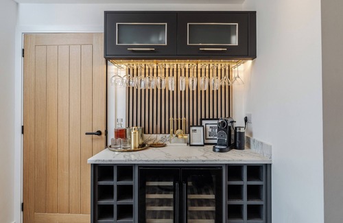 Knotty Ash Casa | Contractors Welcome | Games Room | 6 Smart TVs | Free Off-Street Parking