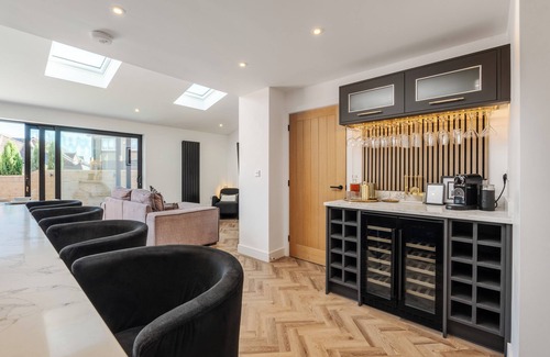 Knotty Ash Casa | Contractors Welcome | Games Room | 6 Smart TVs | Free Off-Street Parking