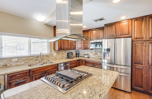 Holiday Shores Casa | Convenience By the River: Bullhead City Townhome!