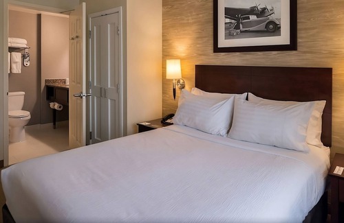 O'Hare Hotel | Convenience & Comfort! w/ Airport Shuttle Service, Pet-friendly Property!