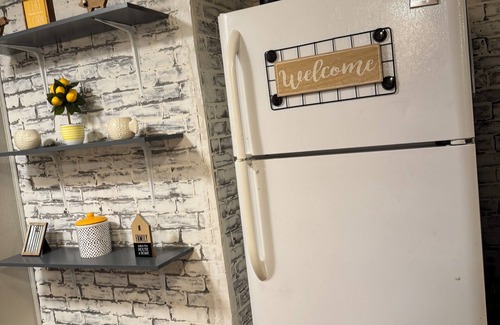 Huntington Apartamento | Convenient 1-BR - Fenced Backyard - Extended Stays wanted
