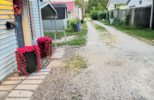 Huntington Apartamento | Convenient 1-BR - Fenced Backyard - Extended Stays wanted
