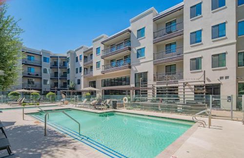 Orange Heights Apartamento | Convenient 1BR Uptown Biltmore Gym Pool Parking