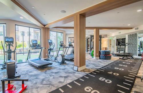 Orange Heights Apartamento | Convenient 1BR Uptown Biltmore Gym Pool Parking