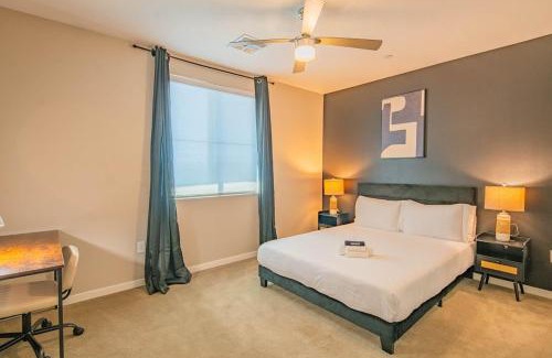 Orange Heights Apartamento | Convenient 1BR Uptown Biltmore Gym Pool Parking