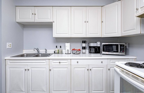 Greenwood Condominio | Convenient 2 bedroom with King Bed