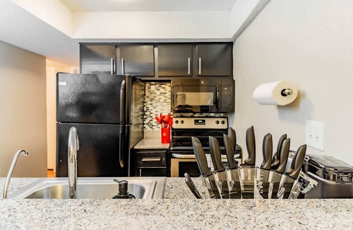 Pleasant Valley Apartamento | Convenient 2BR next to Downtown w Fast WiFi + Pool