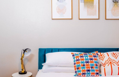 Pleasant Valley Apartamento | Convenient 2BR next to Downtown w Fast WiFi + Pool
