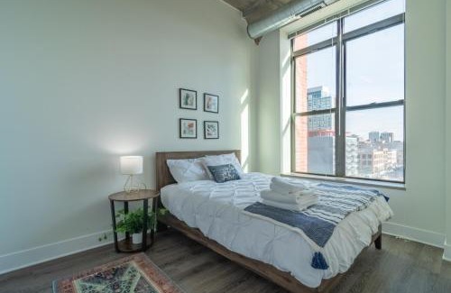 Near South Side Apartamento | Convenient 2BR Suite in Prime Location with Gym Access & Optional Parking Near McCormick Place and Soldier Field