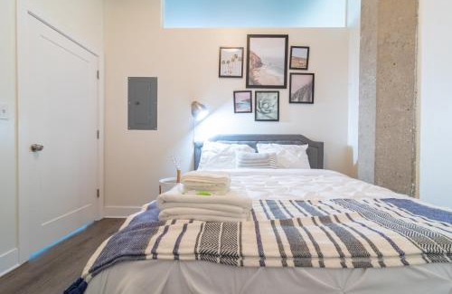 Near South Side Apartamento | Convenient 2BR Suite in Prime Location with Gym Access & Optional Parking Near McCormick Place and Soldier Field