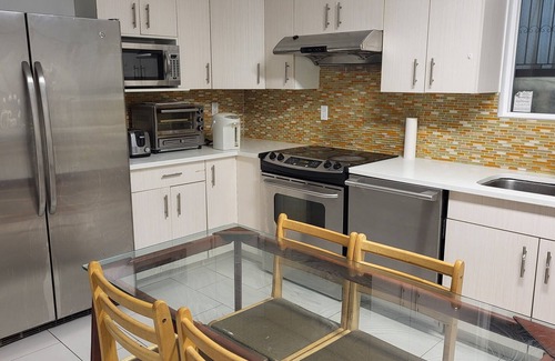 Hastings Casa | Convenient 3 bedroom suite near PNE