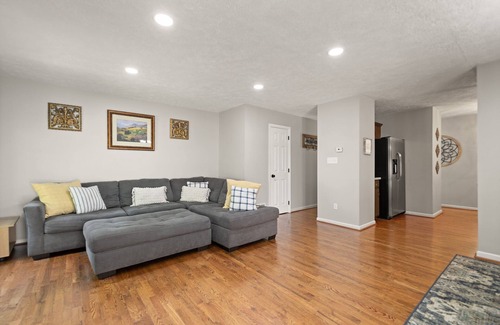 Picadome Casa | Convenient 3BR, Free Laundry, Wifi, & Parking