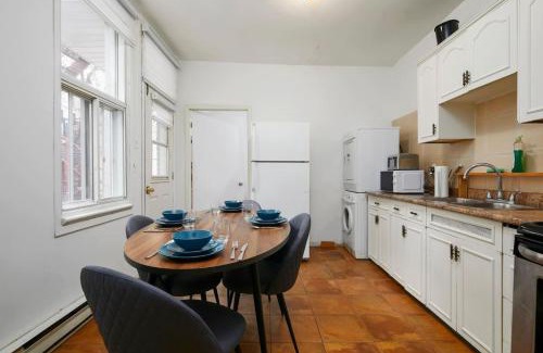 Mile End Apartamento | Convenient 4BR in Mont Royal Downtown