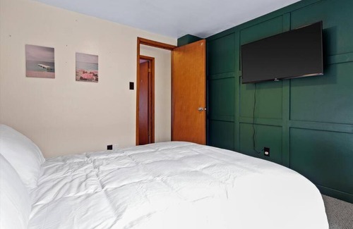 Milwaukee Casa | Convenient 5 bedroomMetro Milwaukee Brewers!
