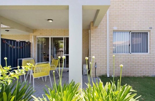 Ascot Apartamento | CONVENIENT AIRPORT SUNNY GARDEN WIFI NETFLIX WINE