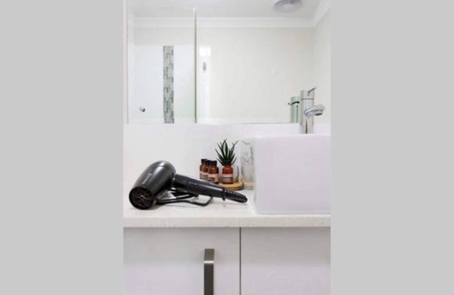 Ascot Apartamento | CONVENIENT AIRPORT SUNNY GARDEN WIFI NETFLIX WINE