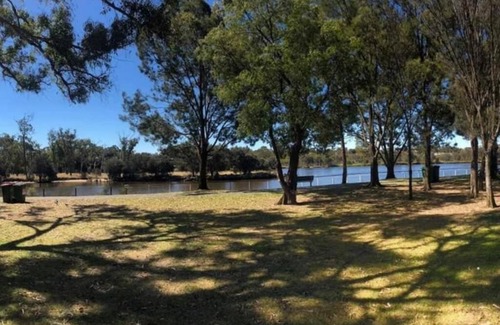Ascot Apartamento | CONVENIENT AIRPORT SUNNY GARDEN WIFI NETFLIX WINE