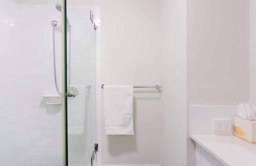 Ascot Apartamento | CONVENIENT AIRPORT SUNNY GARDEN WIFI NETFLIX WINE