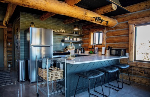 Mancos Cabina | Convenient and Peaceful 1-bedroom cabin on a ranch in Mancos with WiFi.