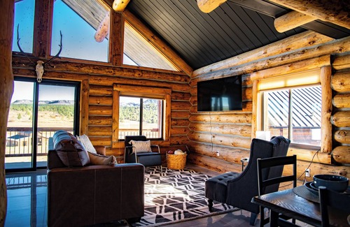 Mancos Cabina | Convenient and Peaceful 1-bedroom cabin on a ranch in Mancos with WiFi.