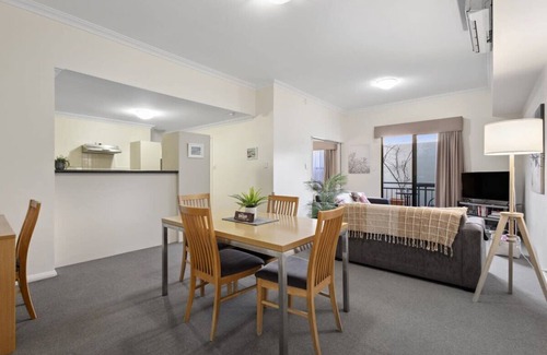 Northbridge Apartamento | Northbridge Escape: Poolside Comfort & WiFi