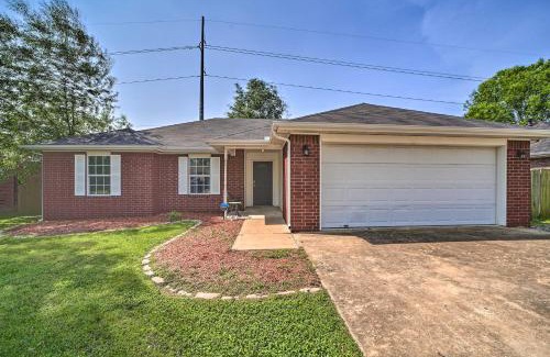 Centerton Casa | Convenient Centerton Retreat with Deck and Yard!