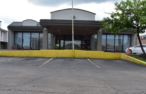 Melrose Park Casa | Convenient Choice for Leisure Travelers! Walk to Triton College, FREE Parking!