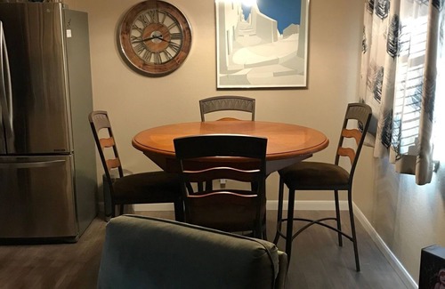 Irving Condominio | Convenient Condo near Airport
