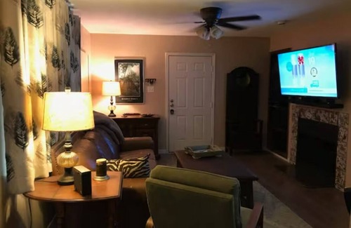 Irving Condominio | Convenient Condo near Airport