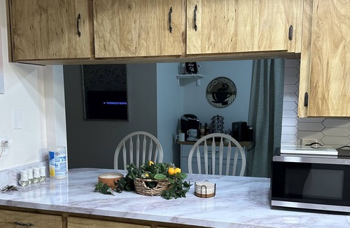 South Daytona Condominio | Convenient Condo w/Lakeview ~ 7min to Daytona Beach