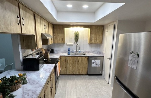 South Daytona Condominio | Convenient Condo w/Lakeview ~ 7min to Daytona Beach
