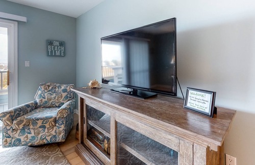 Heron Harbour Isle Condominio | Convenient Condo w/Private Balcony, Water Views & Shared Pools