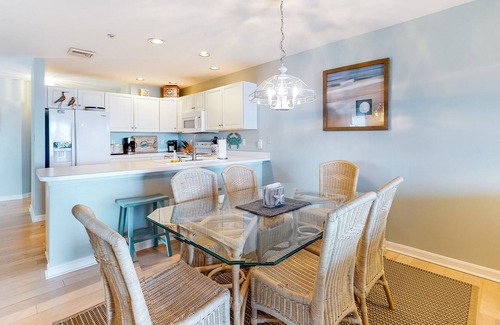 Heron Harbour Isle Condominio | Convenient Condo w/Private Balcony, Water Views & Shared Pools