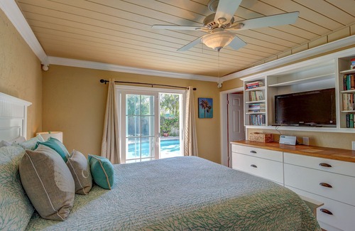 Holmes Beach Cabina | Cabaña para perros con piscina compartida: fácil acceso a paradas de tranvía y playa
