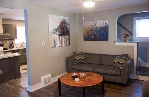 West Akron Casa | Convenient Cozy Home - Dog & Family Friendly