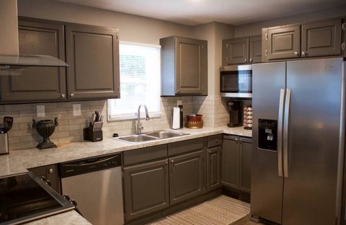 West Akron Casa | Convenient Cozy Home - Dog & Family Friendly