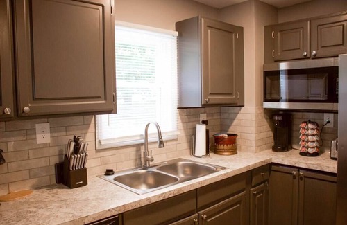 West Akron Casa | Convenient Cozy Home - Dog & Family Friendly