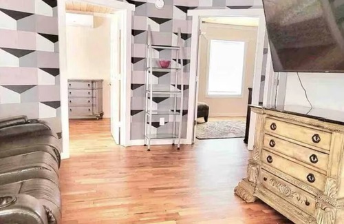 Honor Apartamento | Convenient downtown upstairs apartment close to lakes, rivers, golf