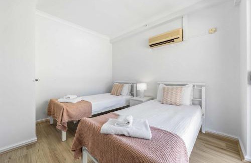 East Perth Apartamento | Convenient East Perth Stay with Free Parking