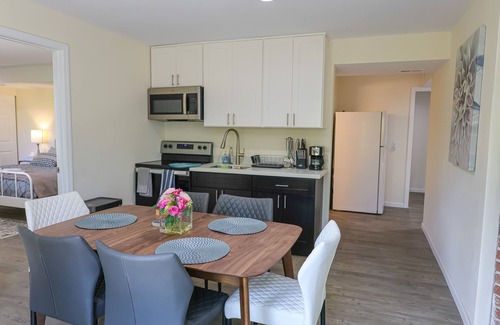 East Lake Hills Casa | Convenient Lakeview 1 bed 1 bath home in Bellevue