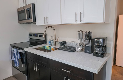 East Lake Hills Casa | Convenient Lakeview 1 bed 1 bath home in Bellevue