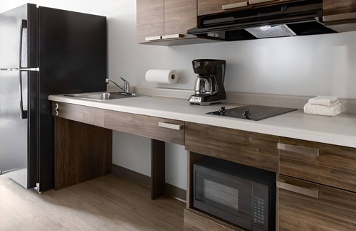 Nampa Hotel | Convenient Location and Spacious Room Near Lake Lowell - 3 Units with Kitchen!