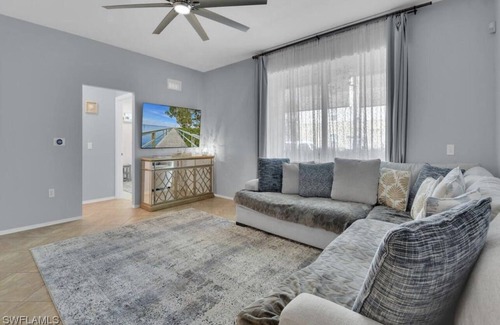 McGregor Condominio | Convenient location to all stores. Cozy furnished home. All amenities!