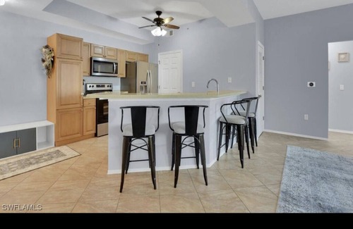 McGregor Condominio | Convenient location to all stores. Cozy furnished home. All amenities!