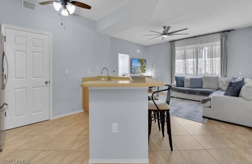 McGregor Condominio | Convenient location to all stores. Cozy furnished home. All amenities!