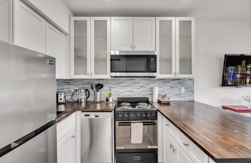 Croissant Park Condominio | Convenient & Quiet Retreat in Prime Location