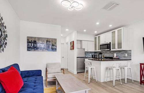 Croissant Park Condominio | Convenient & Quiet Retreat in Prime Location