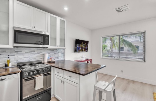 Croissant Park Condominio | Convenient & Quiet Retreat in Prime Location